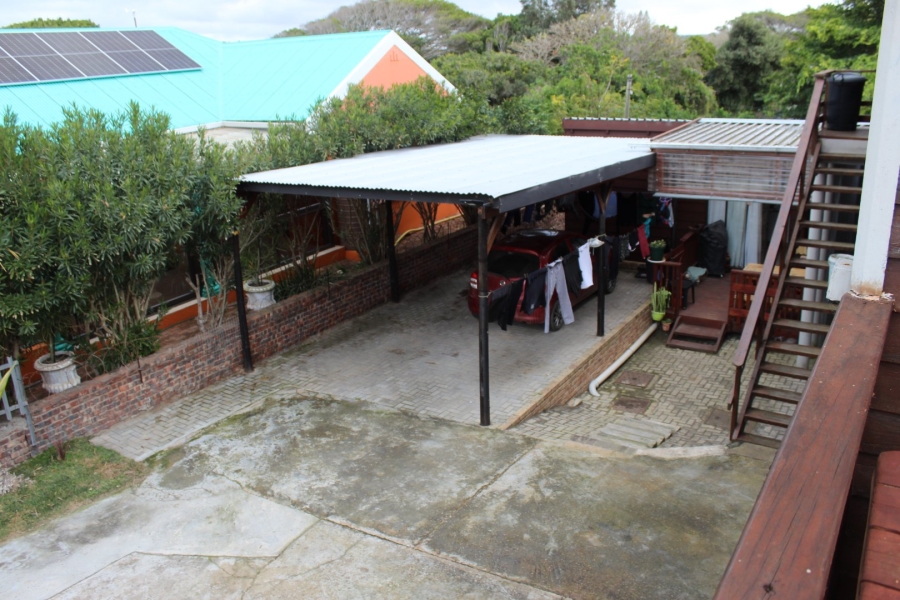 6 Bedroom Property for Sale in Paradise Beach Eastern Cape